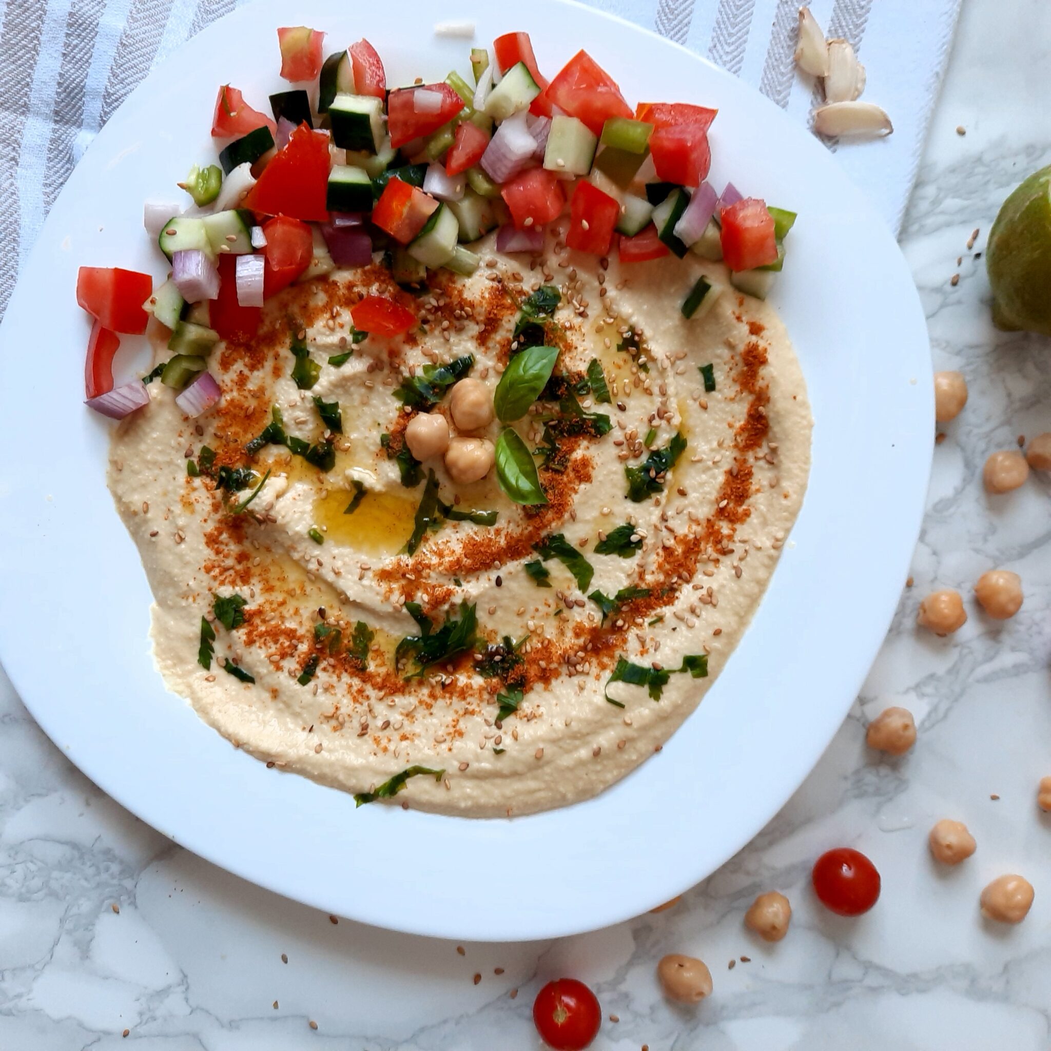 Smooth and Creamy Hummus: A Delicious Middle Eastern Dip